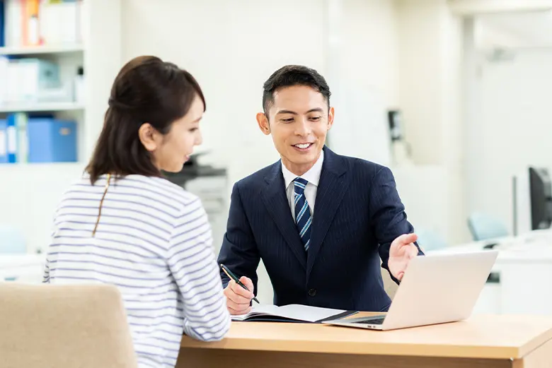 写真:相談する女性とコーディネーター