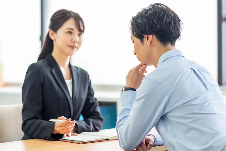 写真:相談する男性とコーディネーター